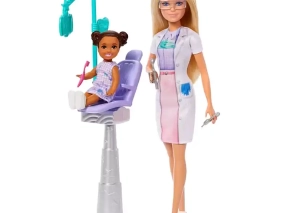 عروسک دندانپزشک کنار عروسک کودک