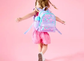 کوله پشتی اسمیگل Smiggle روی دوش کودک