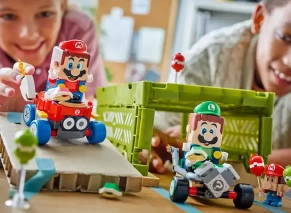 لگو در دستان کودک