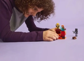 فیگورهای لگو در دست کودک