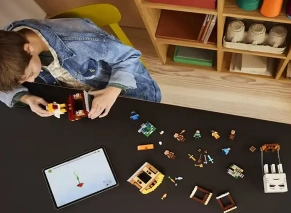 بازی کودک با لگو