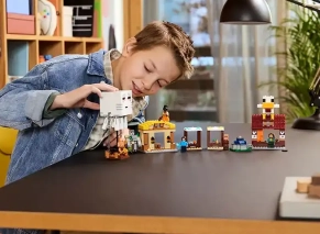 لگو در دستان لگو