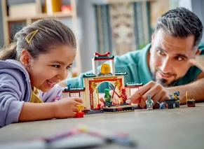 کودک در کنار لگو