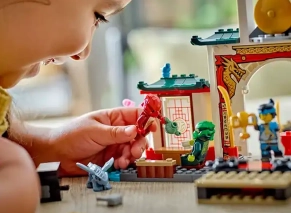 کودک در حال بازی با لگو