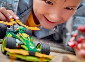 کودک در کنار لگو
