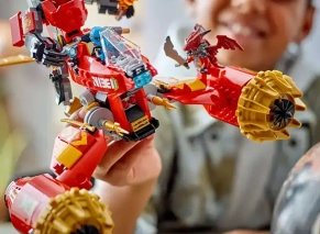 لگو در دستان کودک