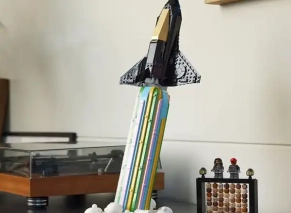 لگو آیکونز مدل 10391 بر فراز ماه با فارل ویلیامز برای دکور و نمایش