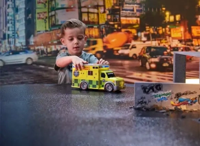 کودک و ماشین اسباب بازی