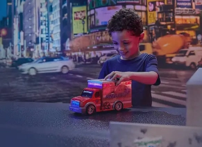 کودک در حال بازی با ماشین