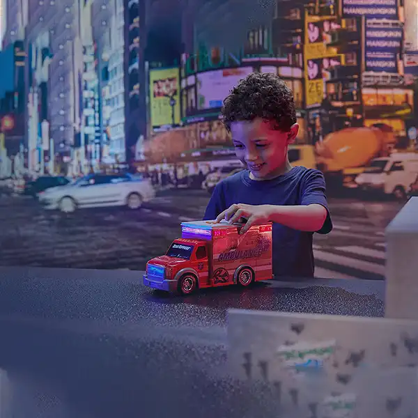 کودک در حال بازی با ماشین