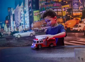 کودک در حال بازی با ماشین