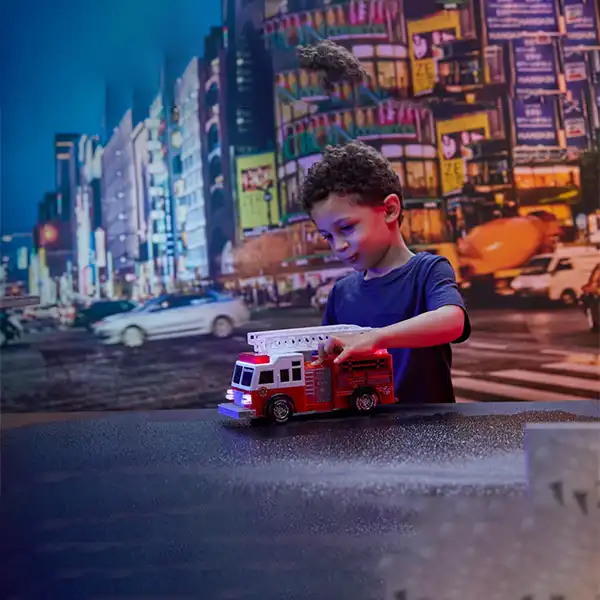 کودک در حال بازی با ماشین