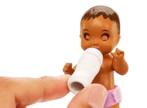 نوزاد با چشم های خوابالو عروسک پرستار بچه باربی مو مشکی