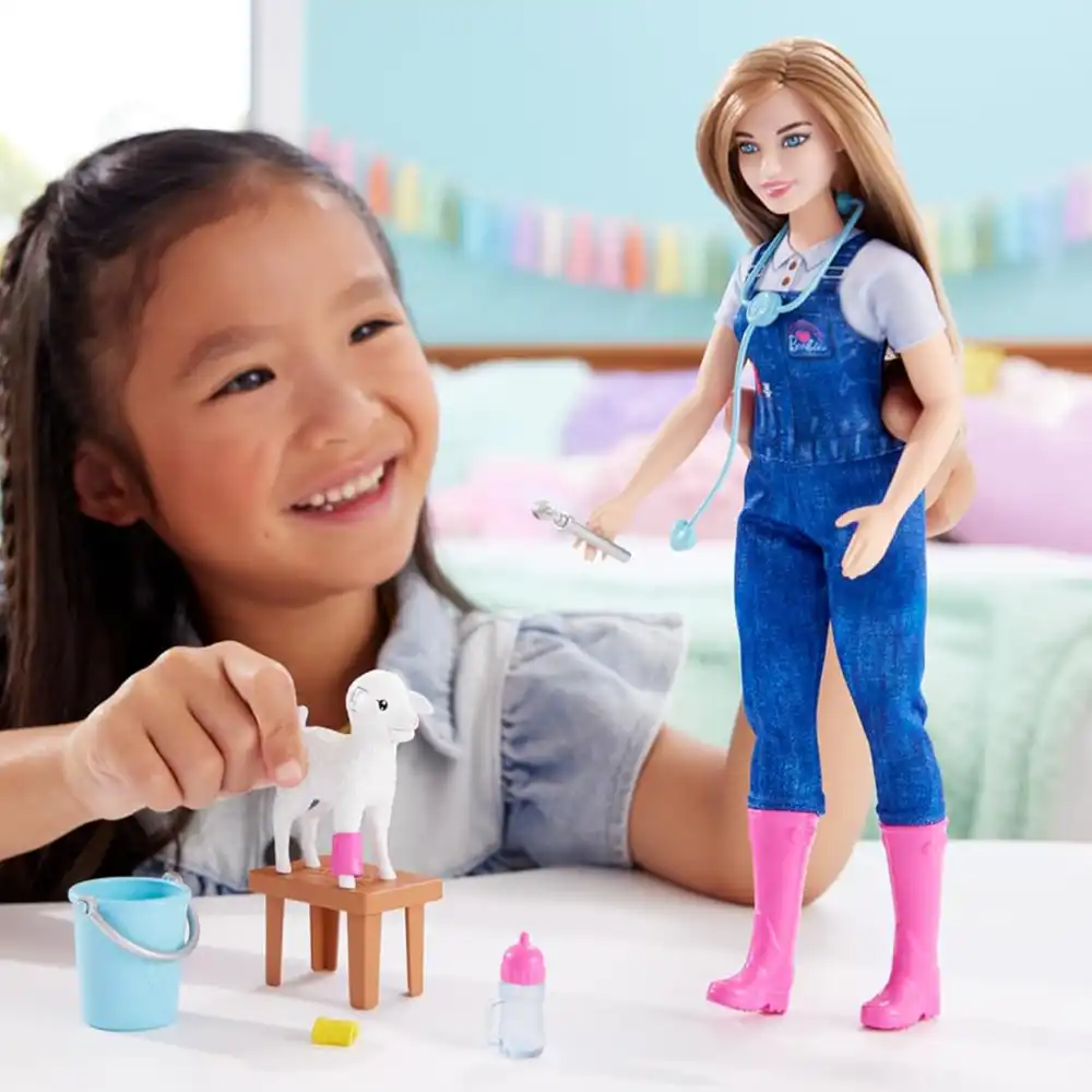 عروسک باربی در نقش دامپزشک