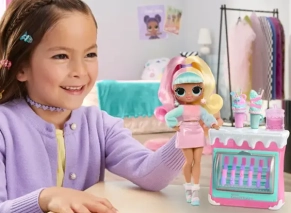 بازی دختر بچه با عروسک sweet nails سری OMG مدل کندیلیشز