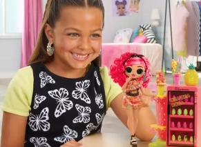 عکس بازی دختر با عروسک مدل پینکی پاپس فروت شاپ