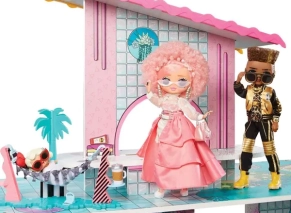 کنار استخر ساخته شده خانه عروسکی LOL Surprise مدل Fashion House