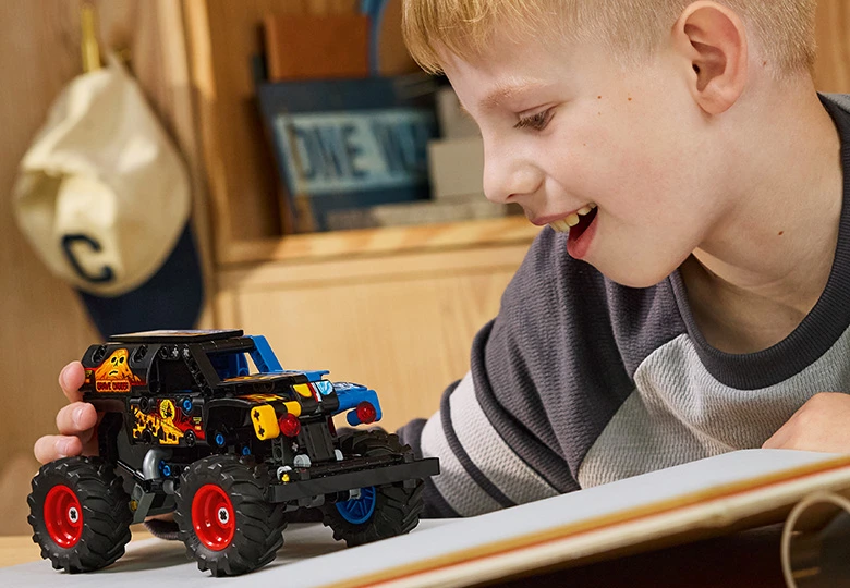 عکس بدلکاری های LEGO Technic Monster Jam Grave Digger Fire and Ice 42219