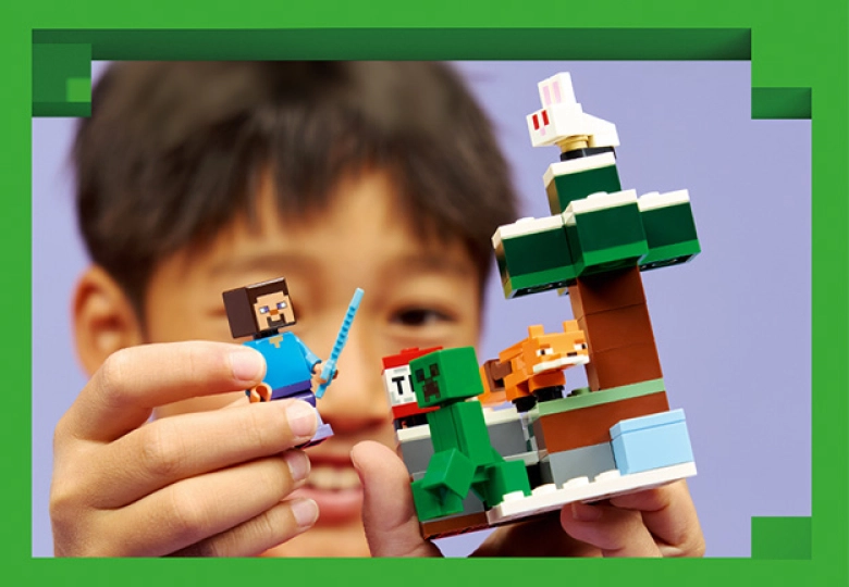 عکس نبرد با Creeper در LEGO Minecraft Steve's Taiga Adventure