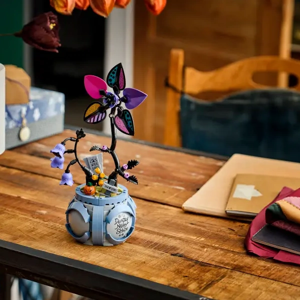 شخصیت سالی و گربه سیاه در ست لگو Disney Sally’s Flowerpot 43288