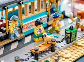 تراموای LEGO City همراه با مینیفیگورها